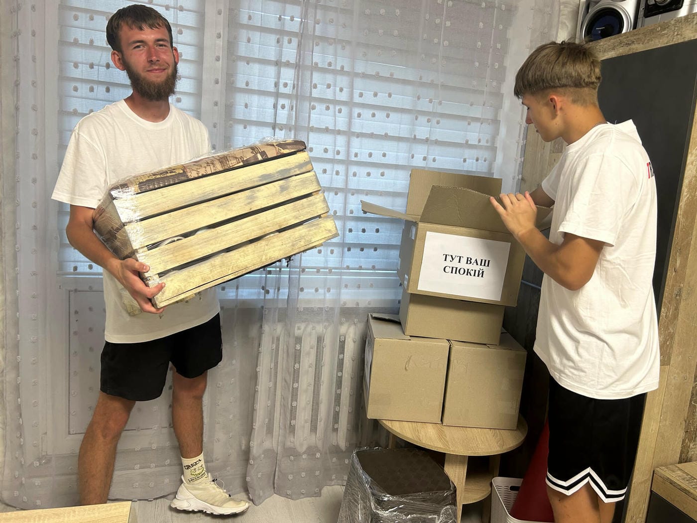 Перевезення речей Вантажники переносять упаковані речі та картонні коробки під час квартирного переїзду