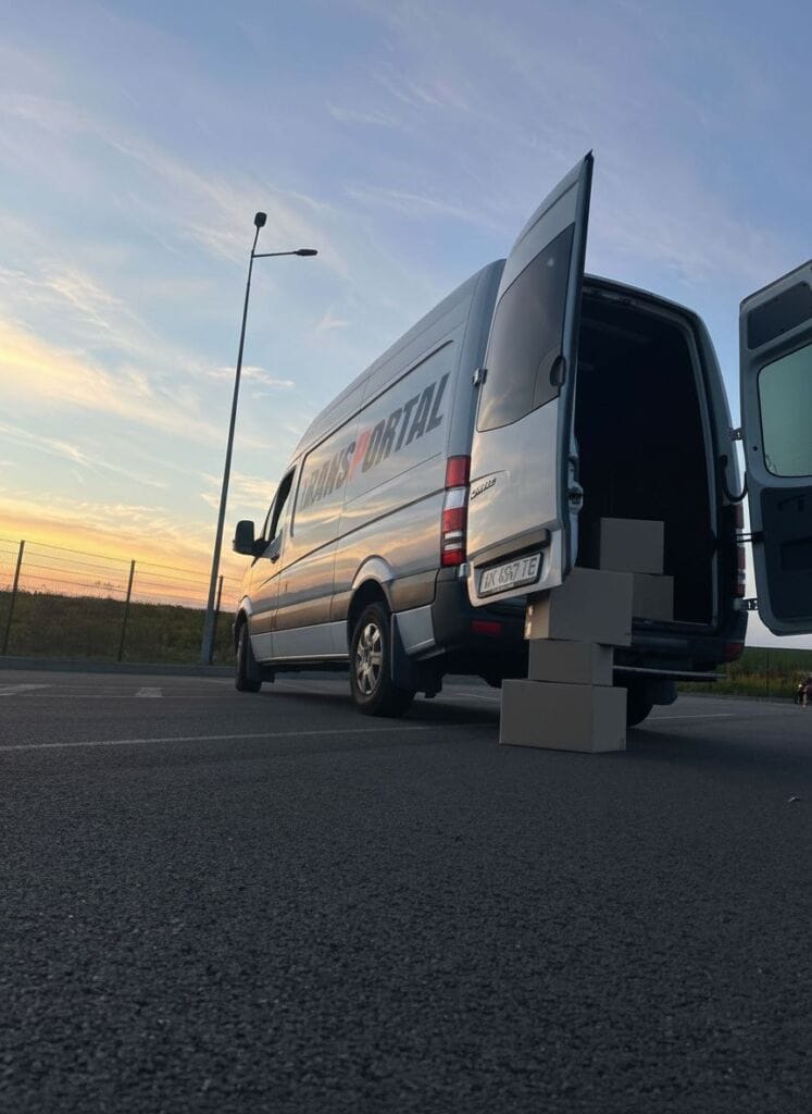 Вантажне таксі Mercedes Sprinter компанії TransPortal на базі в Києві