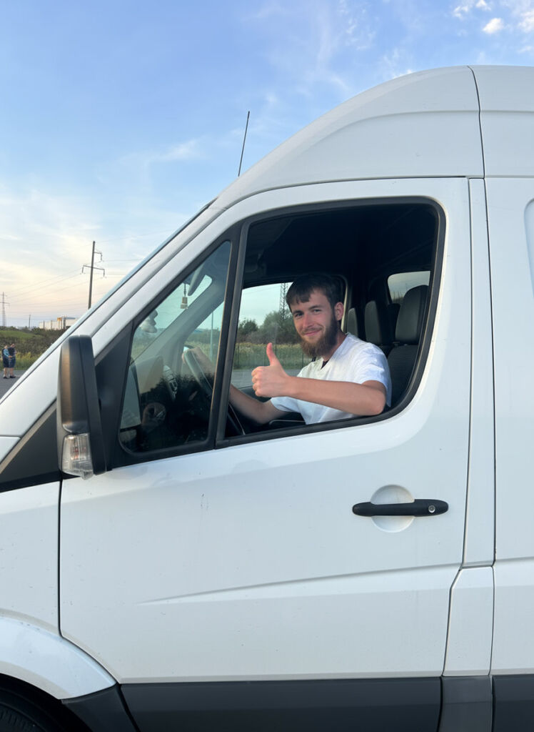Водій Андрій за кермом вантажного мікроавтобуса TransPortal